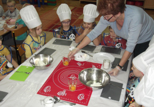 Dzieci poznają składniki do wykonania rosyjskich syrników.
