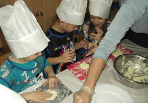 Kuba M., Lila, Weronika robią syrnikowe placuszki.