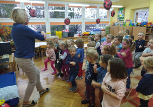 Pani Ania uczy dzieci podstawowego kroku do tańca - kazaczok.