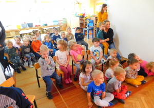 Dzieci ze Słoneczek i Biedronek podziwiają magiczne sztuczki.