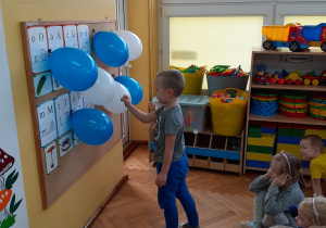 Igorek z gr. II przekłuwa balon aby wydobyć wróżbę.