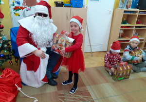 Dla Łucji to pierwsze spotkanie z Mikołajem w naszym przedszkolu.