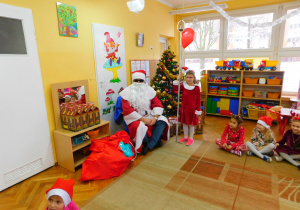 Mikołaj siedzi przy choince u Krasnoludków, Ligia została jego pomocnikiem.
