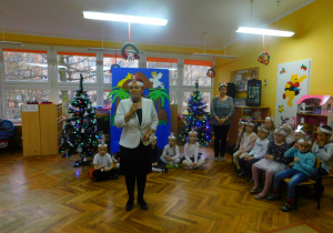 Pani Dyrektor składa życzenia bożonarodzeniowe dzieciom i pracownikom.