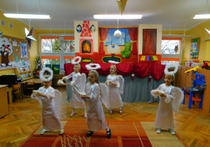 Przedszkolaki z koła tanecznego prezentują układ taneczny do piosenki „Zaczarowany śnieg”.