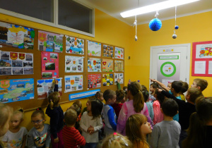 Przedszkolaki zwiedzają wystawę z okazji 600-lecia Łasku.