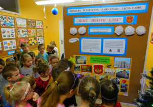 Dzieci oglądają wystawę oraz wyróżnione prace.