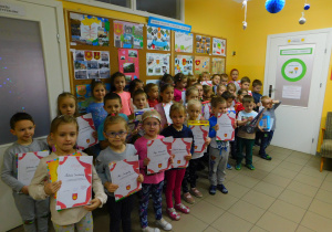 Nagrodzone dzieci dumnie prezentują swoje dyplomy.