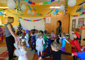 Pani Ania i pani Kamilka tańczą wspólnie z dziećmi