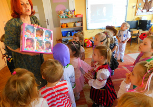 Pani Dyrektor Barbara Nowakowska wręcza dzieciom zabawki do sali.
