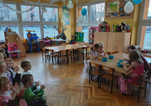 W zabawie „Kopciuszek” Ligia z Julką oraz Zuzia z Mają przebierają fasolę.