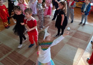 Natalka, Zuzia B., Franek, Zosia, Igor, Zuzia W. z gr. II, w kolejnym konkursie tańczą z piłeczką pingpongową na łyżce.