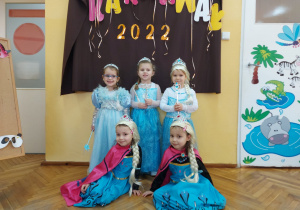 Prezentacja strojów - Maja, Marika, Julia, Emilka i Ewelinka.