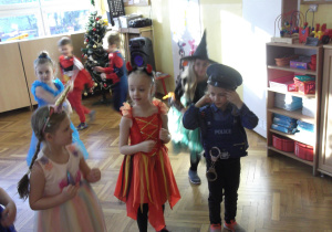 Helena, Julka, Lila, Edyta, Emilka tańczą układ do utworu Sofia.