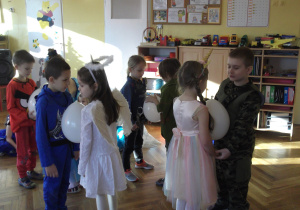 Helena, Bartek, Wojtek, Lila, Filip, Weronika, Dominik i Emilka tańczą z balonami.