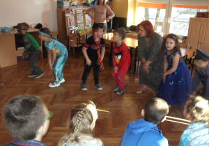 Na balu dzieci tańczą taniec indiański Haya-Haya-Ho.