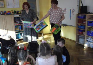 Pani Dyrektor z panią Renią pokazują jakie prezenty otrzymały Misiaczki.