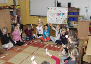Dzieci pokazują wybraną buźkę emocji po wysłuchaniu zdania.