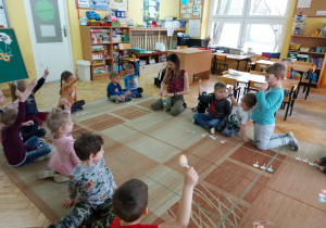 Dzieci pokazują wybraną buźkę emocji po wysłuchaniu zdania.