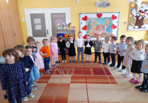 Dzieci przygotowują się do tańca "Lale tańczą".