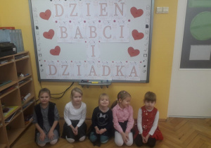 Dziewczynki z grupy Słoneczek gotowe do przedstawienia "Babuszki".