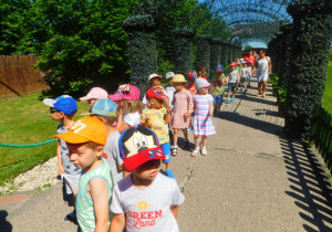 Dzieci wchodzą do Dino-parku.