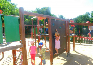Dzieci bawią się na placu zabaw na terenie parku.