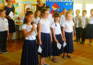 Nikola, Ilonka, Hania i Zosia recytują wiersz.