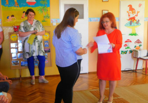 Pani Laura Janiszewska odbiera dyplom od Pani dyrektor.