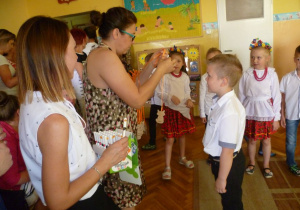 Dzieci odbierają z rąk pani Jurczyńskiej upominki ufundowane przez rodziców.