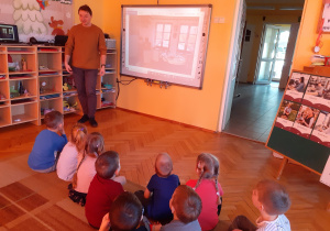 Dzieci oglądają prezentację o Muzeum Historii Łasku.
