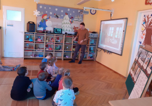 Pan Arkadiusz Cieslak opowiada dzieciom ciekawostki o naszym mieście.