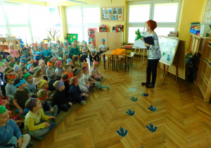Pani Agnieszka z pacynką Dinusiem wita przedszkolaki na Dniu Dinozaura.