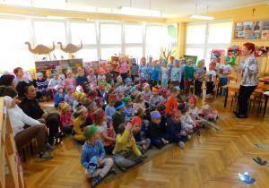 Grupa Krasnoludków rozpoczyna spotkanie piosenką „Dinozaur w szafce”.