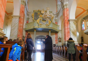 Ksiądz proboszcz pokazuje miejsce organisty i chóru.