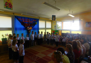 Dzieci wspólnie śpiewają piosenki i recytują wiersze.