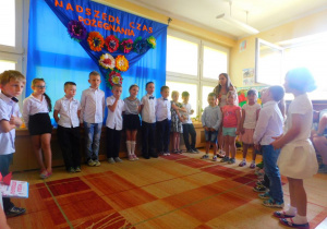 Młodsze dzieci żegnają się ze starszymi kolegami śpiewając piosenkę pt. Mój kolego z przedszkola.