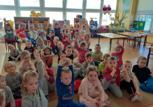 Dzieci z grupy Krasnoludków i Słoneczek zgłaszają się do odpowiedzi na pytania o Bibliotece.