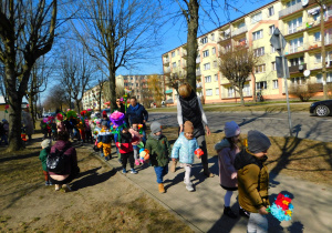 Dzieci z grupy Biedronek dotrzymują kroku swoim starszym kolegom.