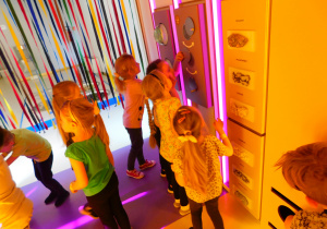Dzieci sprawdzają zapach w tunelu sensorycznym.