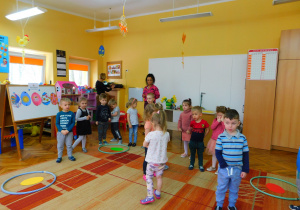 Dzieci uczestniczą w zabawie ruchowej "Kolorowe jajka".