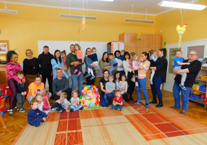 Zdjęcie gotowej pisanki wraz z rodzicami oraz dziećmi i wychowawczyniami panią Kamilką i panią Anią.