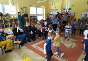 Dzieci tańczą "Krakowiaka".