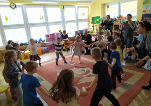 Taniec daje dzieciom dużo radości.