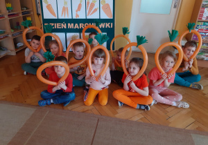 Marchewkowe fotobudki wykonane przez dzieci z grupy Słoneczek.