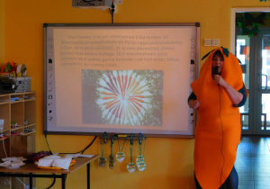 Pani Marchewka prezentuje dzieciom różne kolory marchewki.