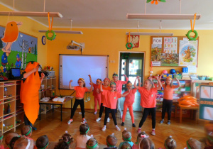 Dziewczynki z warsztatów tanecznych tańczą układ do piosenki „Jarzynowa gimnastyka”.