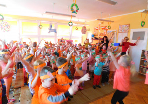 Przedszkolaki tańczą do piosenki „Jarzynowa gimnastyka”.