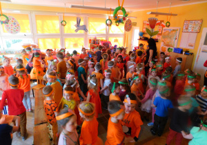Przedszkolaki tańczą w parach do piosenki „Marchewkowy bal”.
