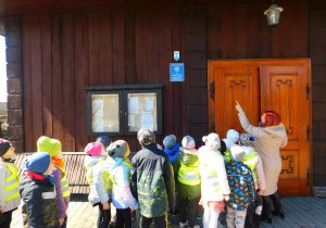 Przed wejściem do świątyni, pani Dyrektor zwróciła dzieciom uwagę na symbol jakim oznacza się zabytki.
